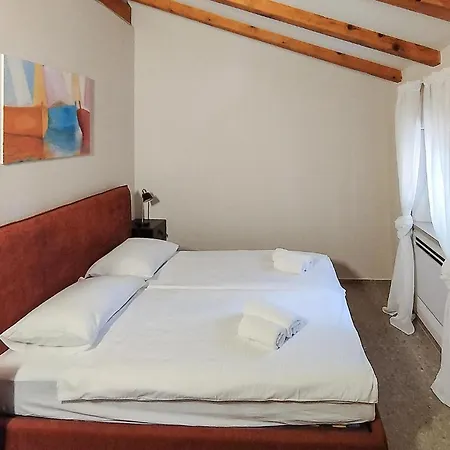 Cozy In With Outdoor Swimming Pool Nyaraló *