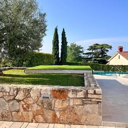 Cozy In With Outdoor Swimming Pool Labinci