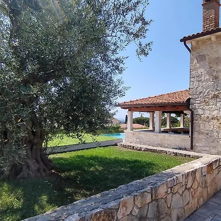 Nyaraló Cozy In With Outdoor Swimming Pool Labinci