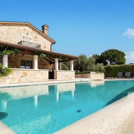 Cozy In With Outdoor Swimming Pool Labinci