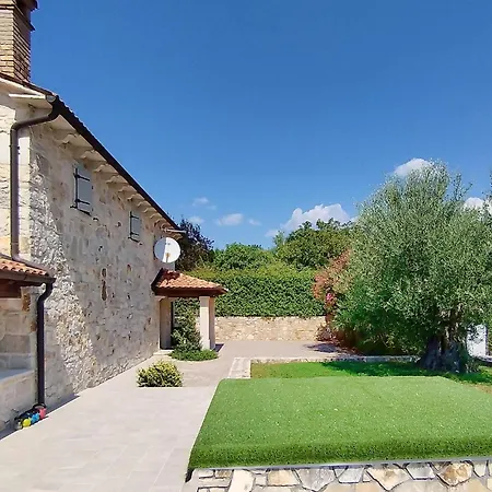 Cozy In With Outdoor Swimming Pool Labinci