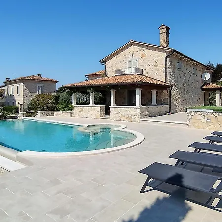 Cozy In With Outdoor Swimming Pool Labinci